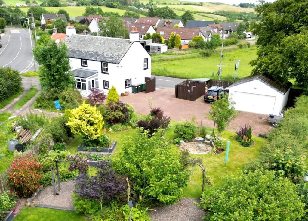 Crosskeys, Powmill, FK14 7NW